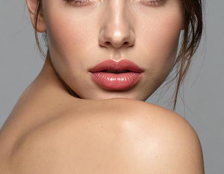 女性の唇のアップ　肩越しの写真