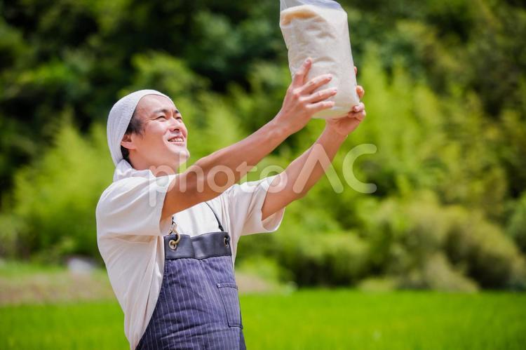 お米を持つ農家 農家,お米,農業の写真素材