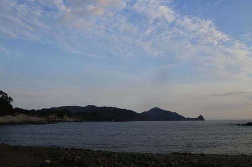 トンボロ現象の瀬浜海岸からの夕景 トンボロ現象の瀬浜海岸からの夕景の写真