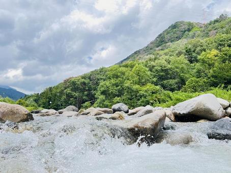 激流と巨岩の山間渓流風景 激流と巨岩の山間渓流風景 渓流,清流,川の写真素材