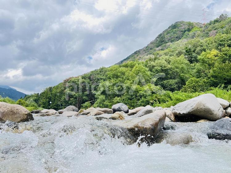 激流と巨岩の山間渓流風景 渓流,清流,川の写真素材