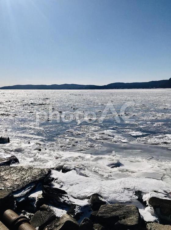 晴天の氷点下で凍ったハドソン川 晴天,ハドソン川,ハドソンリバーの写真素材