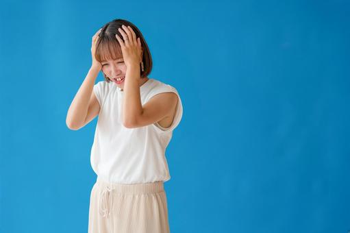 頭を抱える女性 悩み,困惑,焦りの写真素材
