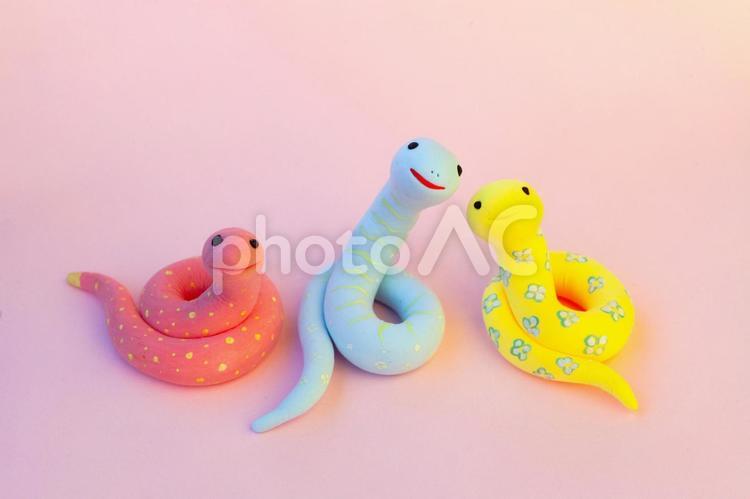 ピンクと水色と黄色の蛇 蛇,クレイアート,動物の写真素材