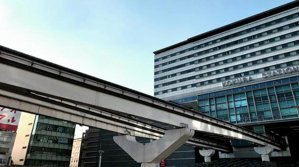 近未来的なビルと高架の風景 近未来的なビルと高架の風景の写真