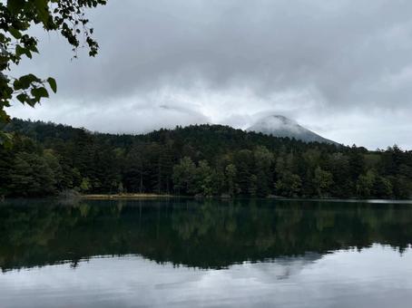 湖の水面に景色が反射する様子 湖の水面に景色が反射する様子の写真