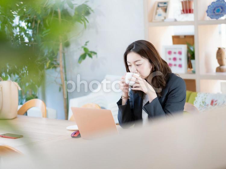 23：パソコンで仕事をする女性 リモートワーク,パソコン,ひと休みの写真素材
