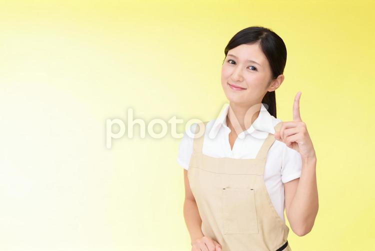 エプロンを着た笑顔の女性 女性,女,主婦の写真素材