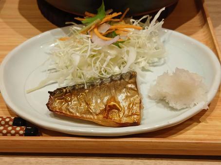焼きさばとサラダ 焼きさばとサラダ サラダ,焼きさば,お魚の写真素材
