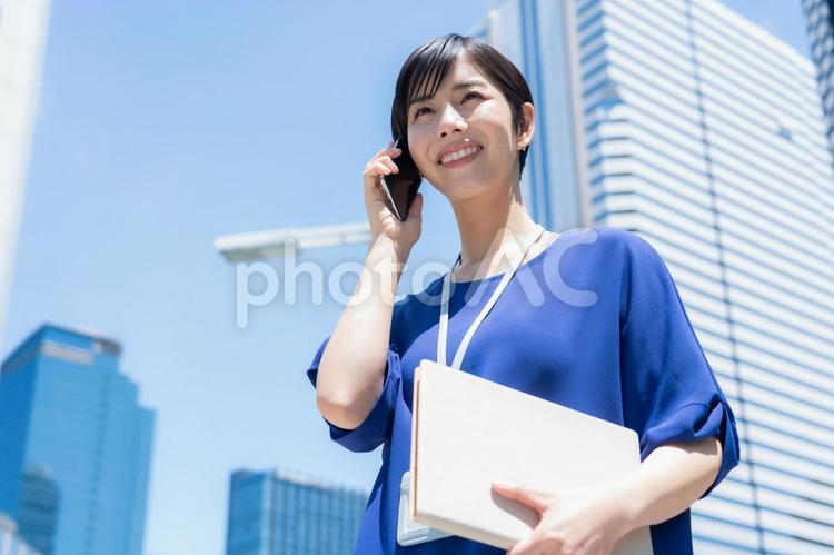 オフィス街で働く若いビジネスウーマン ビジネスウーマン,ビジネス,女性の写真素材