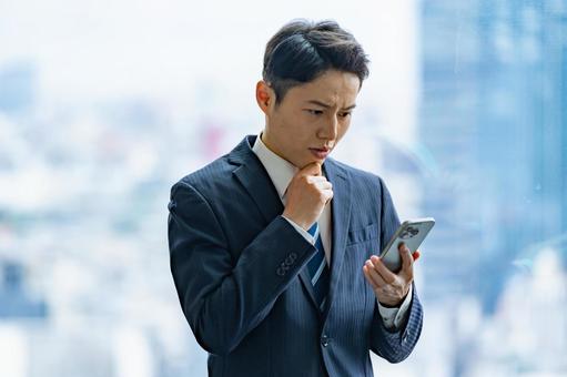 高層ビルで考えるビジネスマン 高層ビルで考えるビジネスマン ビジネスマン,男性,スーツの写真素材