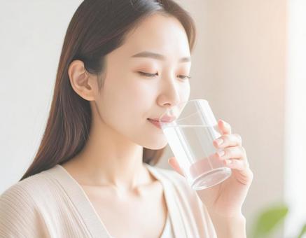 水分補給する女性 水分補給する女性の写真