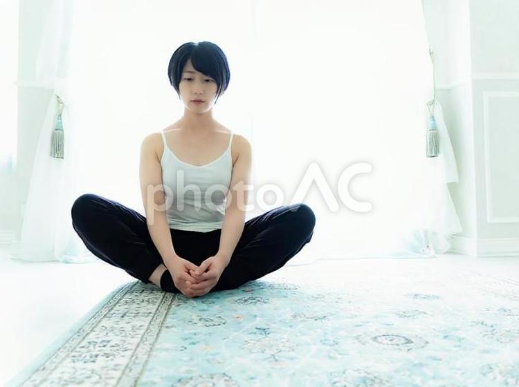 05：室内でヨガをする女性 女性,人物,日本人の写真素材