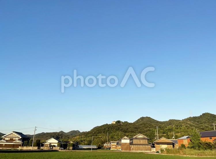 太陽の日差しがまぶしい大自然の空と田園 空,自然,紫外線対策の写真素材