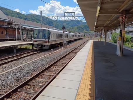 嵯峨嵐山駅を発車する普通列車 嵯峨嵐山駅を発車する普通列車 鉄道,jr,jr西日本の写真素材