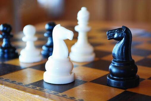 木のチェス盤の上のチェスピース チェス,ゲーム,ナイトの写真素材