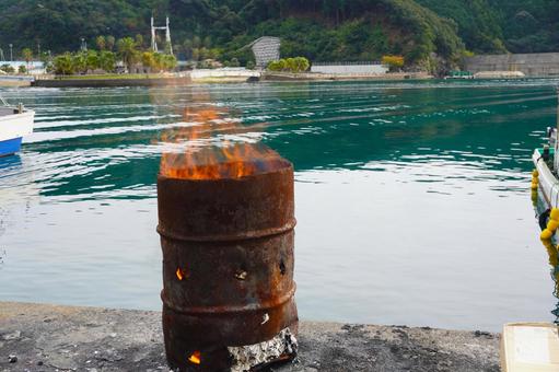 ドラム缶で焚き火・漁港にて 焚き火,ドラム缶,炎の写真素材