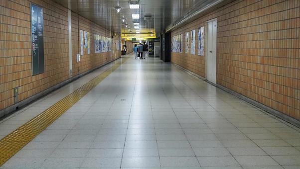大手町駅から東京駅へ続く地下通路 大手町駅から東京駅へ続く地下通路の写真