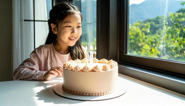 お誕生日ケーキと女の子 お誕生日ケーキと女の子の写真