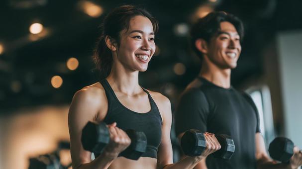 ジムでトレーニングする男女のフィットネス ジムでトレーニングする男女のフィットネスの写真