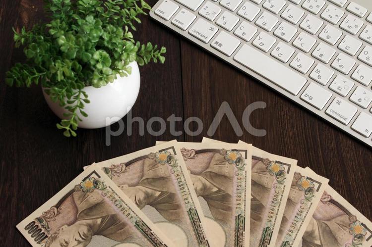 デスクの上の一万円札と植物 デスク,一万円札,植物の写真素材