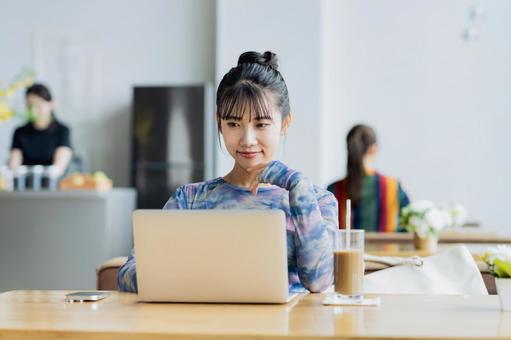 カフェで仕事をするフリーランスの若い女性 カフェで仕事をするフリーランスの若い女性 テレワーク,カフェ,フリーランスの写真素材