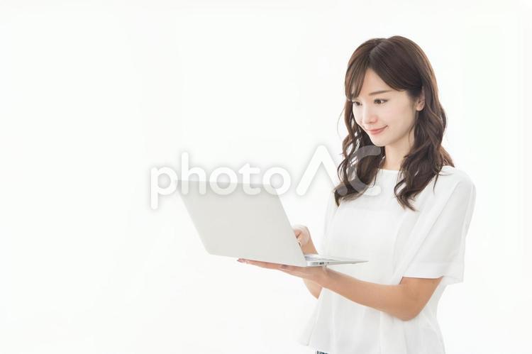 ノートパソコンを使うビジネスウーマン　 女性,人物,ノートパソコンの写真素材