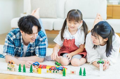 リビングで遊ぶ家族 リビングで遊ぶ家族 家族,笑顔,遊ぶの写真素材