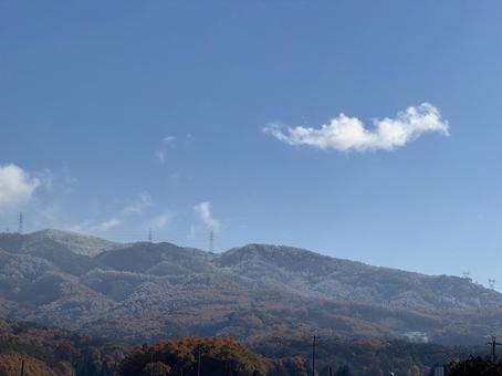 初冠雪の東山(2025) 初冠雪,晴れ,朝の写真素材