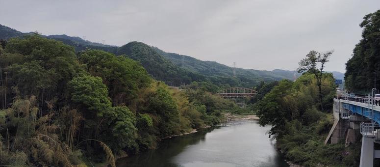 渓谷にかかる赤い鉄橋のある風景 渓谷にかかる赤い鉄橋のある風景の写真