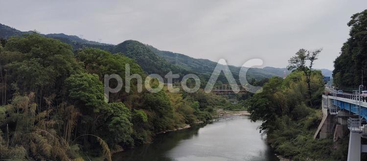 渓谷にかかる赤い鉄橋のある風景 風景,川,山の写真素材