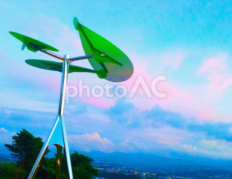 風車　夕焼け　街並み 眺望,高台,風車の写真素材