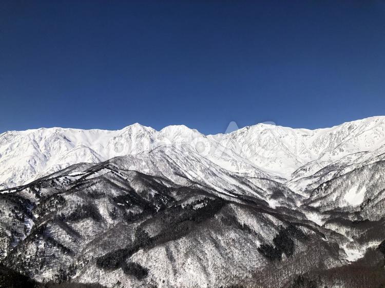 冠雪した北アルプスの山並み　長野県白馬村 冠雪,北アルプス,長野県の写真素材
