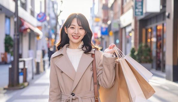 買物袋を持って笑顔でショッピングする女性 買物袋を持って笑顔でショッピングする女性の写真