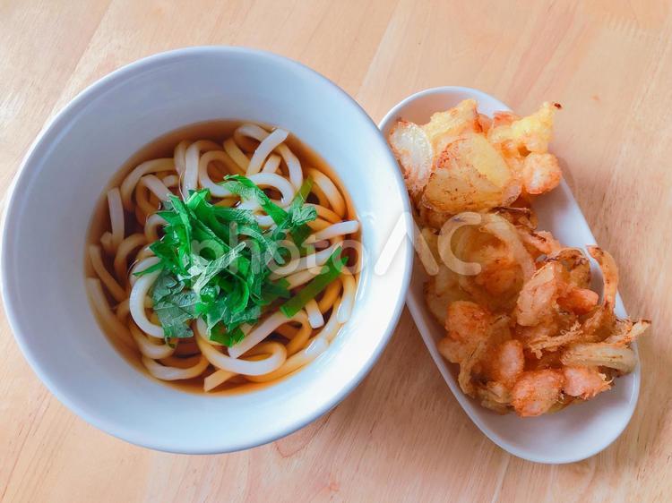 かき揚げと冷やしうどんのセット かきあげ,うどん,冷たいの写真素材
