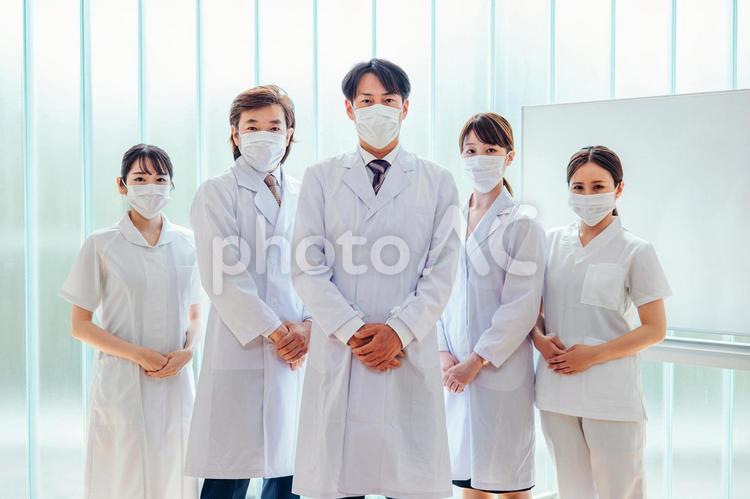 病院で働くマスクをした男女（医者） 医者,マスク,病院の写真素材