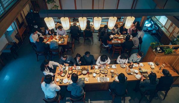 居酒屋で食事やお酒を楽しむ人々 居酒屋で食事やお酒を楽しむ人々の写真