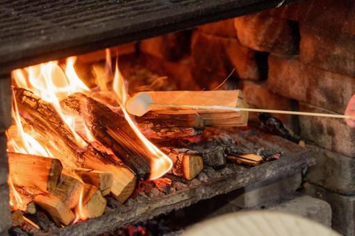 焼きマシュマロ 焚き火,かまど,キャンプの写真素材