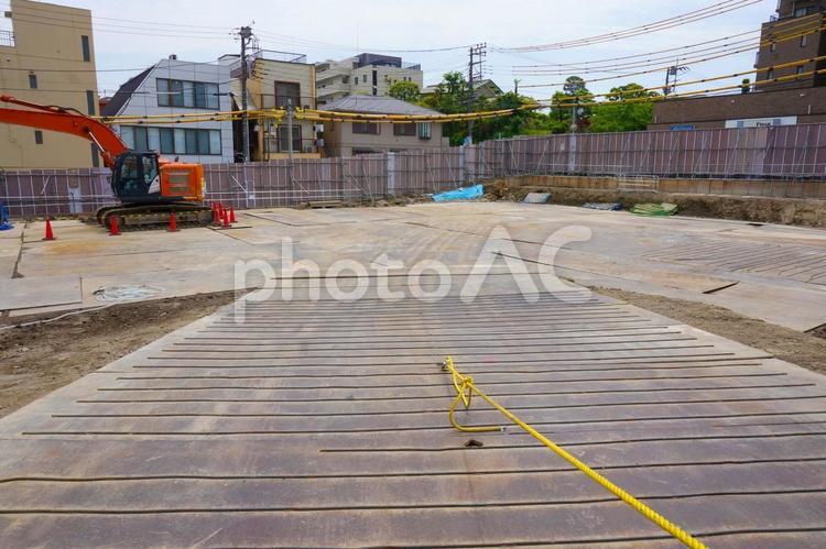 工事現場に敷かれた鉄板と重機 工事現場,鉄板,重機の写真素材