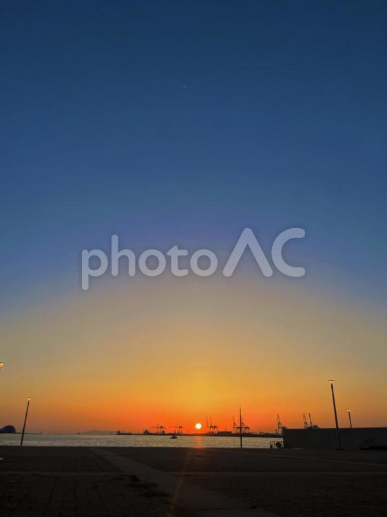 エモい夕映えの空 夕陽,夜の海,釣り場の写真素材