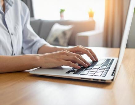 自宅で在宅勤務をするイメージの写真