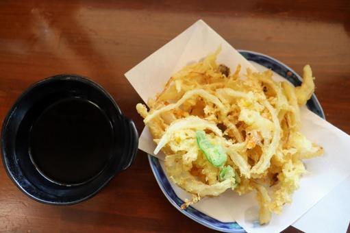 蕎麦屋さんのかき揚げ天ぷらは正義!! 蕎麦屋さんのかき揚げ天ぷらは正義!! かき揚げ天ぷら,天麩羅,てんぷらの写真素材