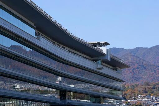 晴れた日の阪神競馬場　メインスタンド 阪神競馬場,競馬場,メインスタンドの写真素材
