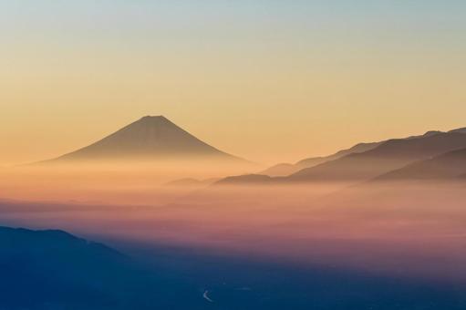 幻想的な雲海と夜明けの富士山のシルエット 幻想的な雲海と夜明けの富士山のシルエットの写真