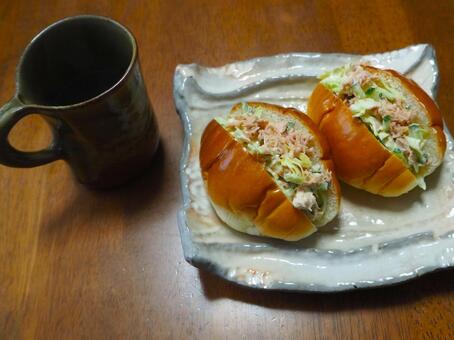 ツナサラダサンドとコーヒー ツナサラダ,コーヒー,ランチの写真素材
