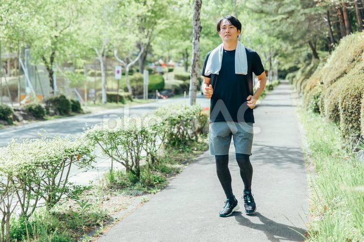 ウォーキングする男性（全身） ウォーキング,有酸素運動,歩くの写真素材
