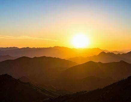朝日が昇る山並みの風景 朝日が昇る山並みの風景の写真