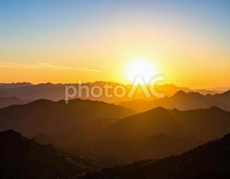 朝日が昇る山並みの風景 山,朝日,日の出の写真素材