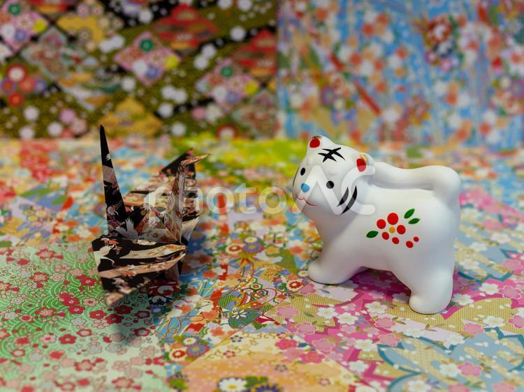 寅年干支置物と折り紙のツルの年賀状素材 年賀状,寅,とらの写真素材