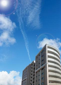 青空と高層マンション 青空と高層マンションの写真